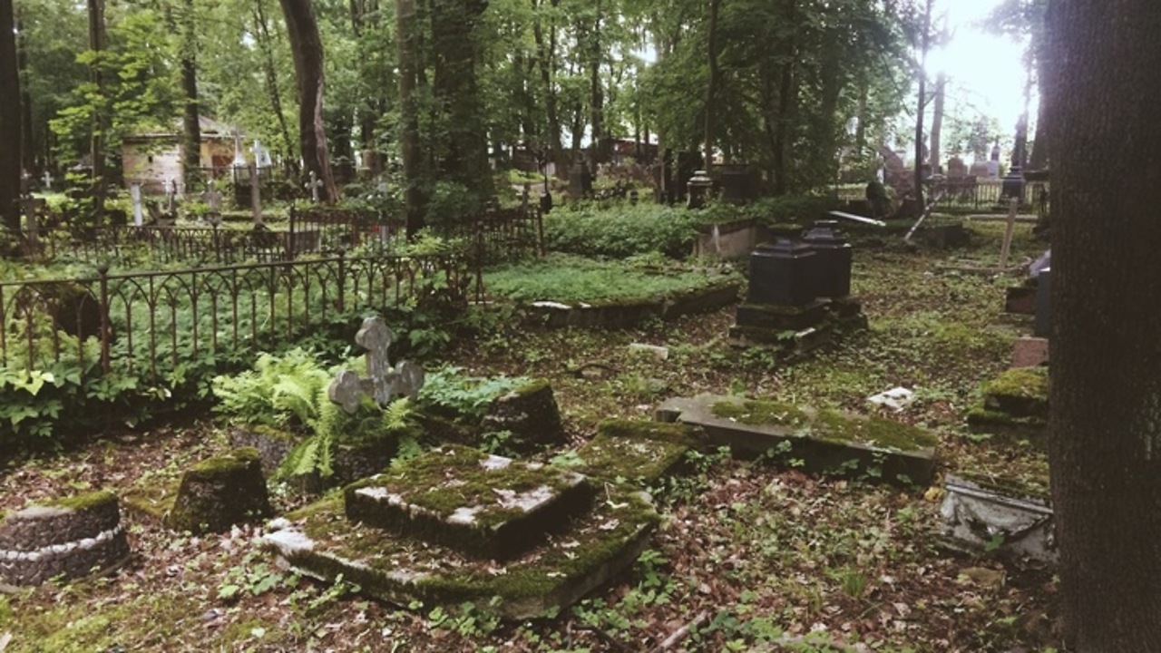 Life.ru: священник объяснил, когда нужно убираться на кладбище перед Радоницей