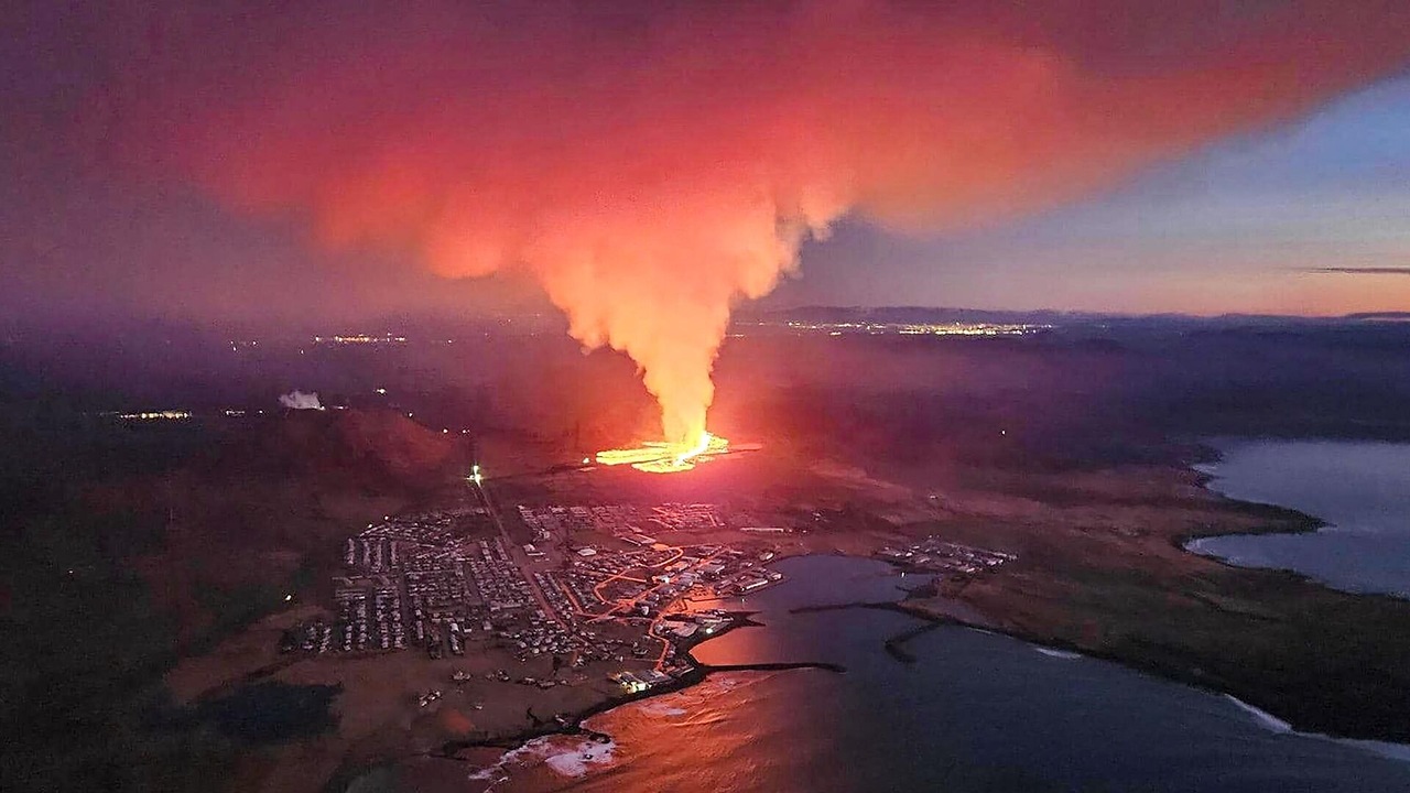 Гриндавик под угрозой: вулкан в Исландии уничтожает древний город