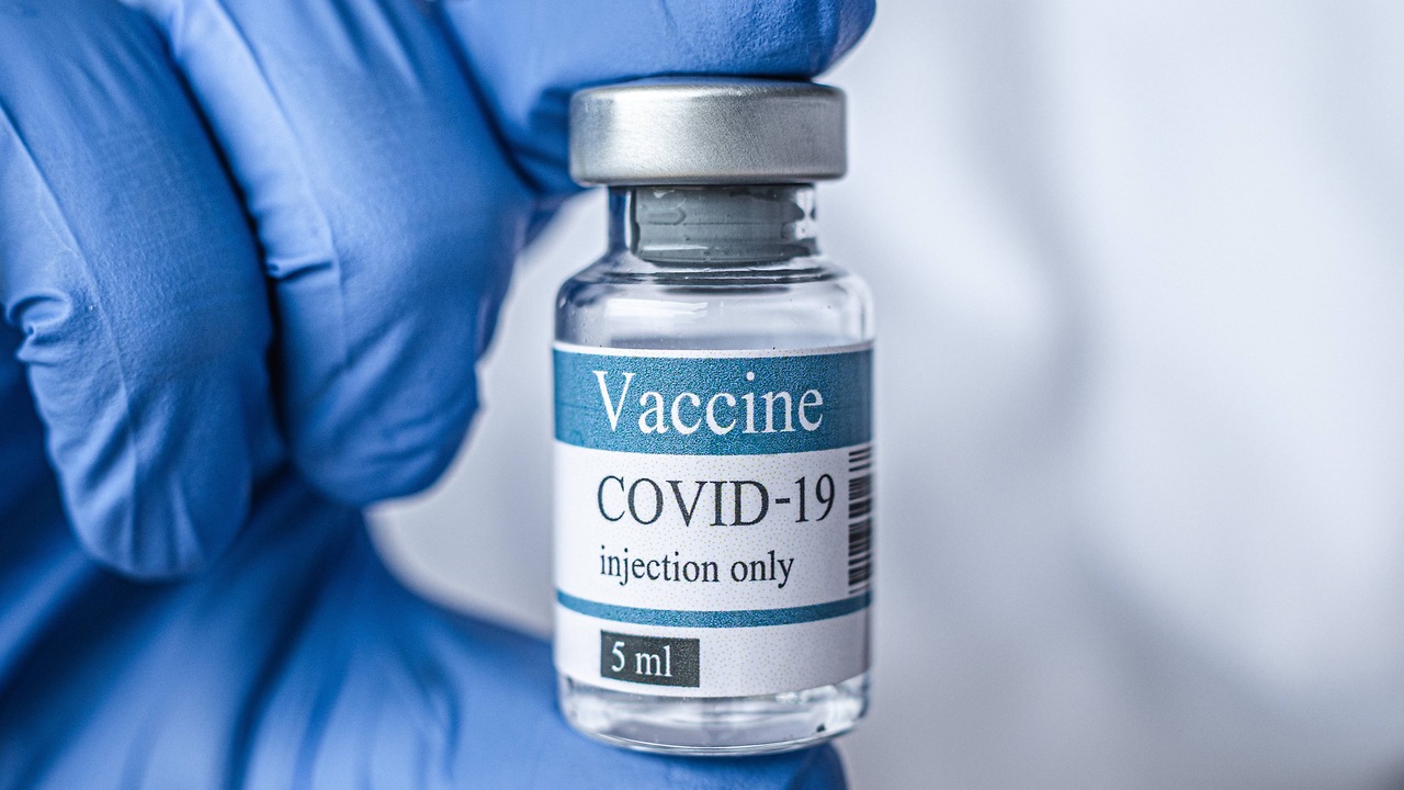Ученые провели исследование последствий вакцин от COVID-19: "опаснее, чем думали"